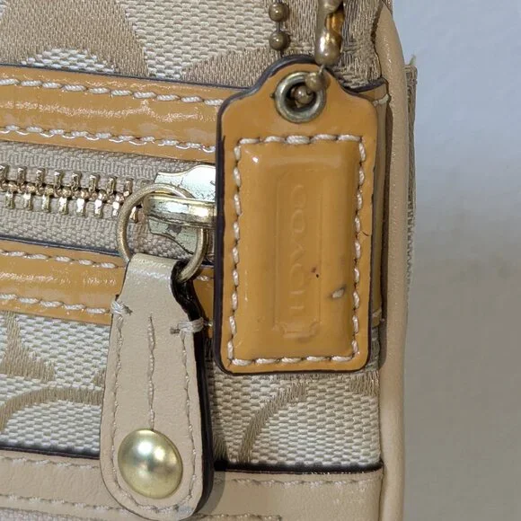 Coach crossbody, front zip pockets, jacquard & leather. - Picture 7 of 9